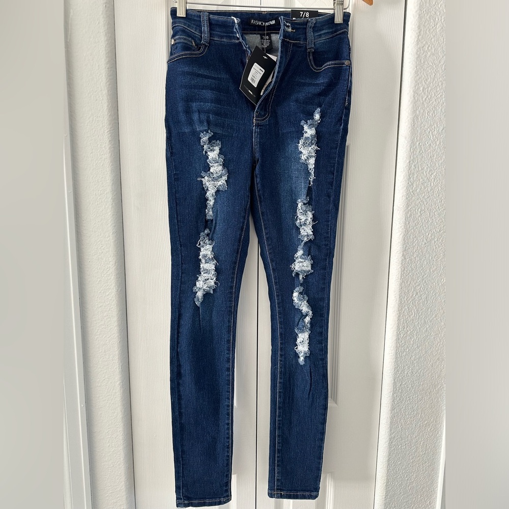 Fashion Nova distressed skinny jeans. Women’s size 7.